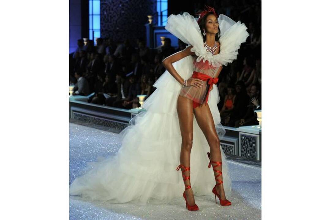 „Victoria‘s Secret“: vyrus įkaitino deimantų liemenėlė už 6 mln. Lt
