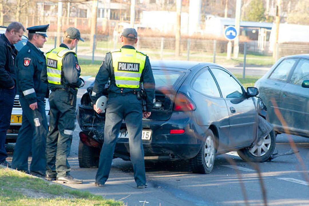 Girtas vairuotojas siautėjo sausakimšame prospekte (papildyta)
