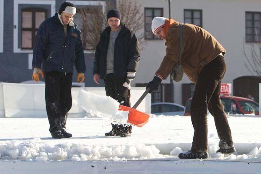 Spaudžiant šaltukui Rotušės čiuožyklos ledas tirpdomas dirbtinai