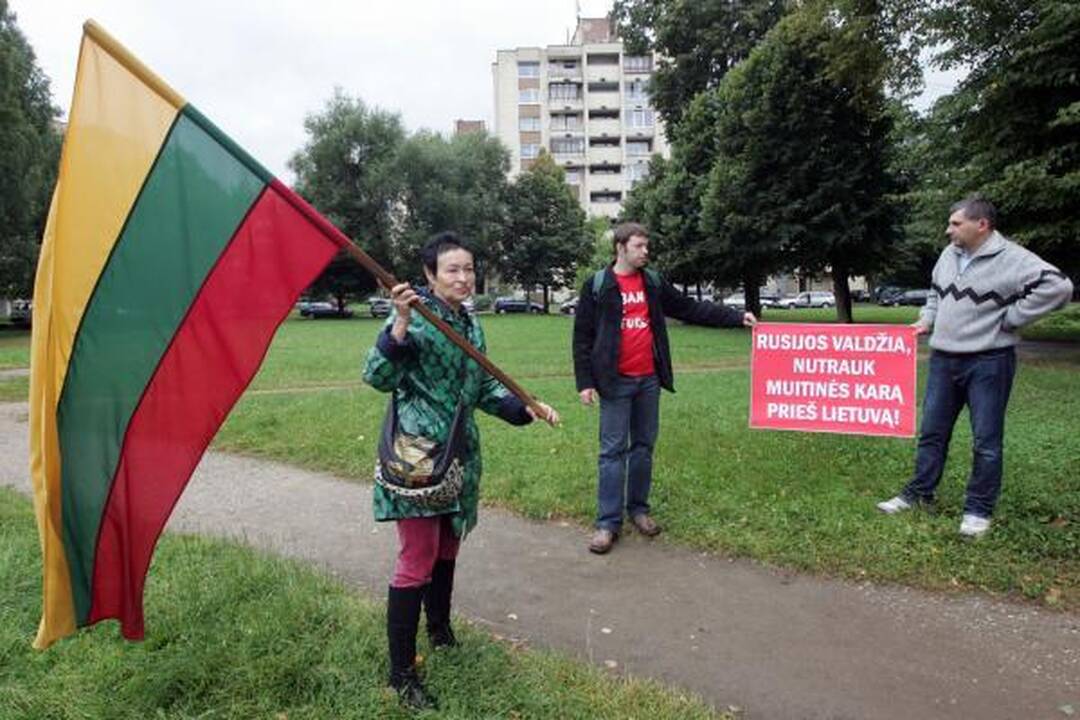Prie Rusijos ambasados surengtas piketas dėl veiksmų prieš Lietuvos vežėjus ir pienininkus (papildyta)