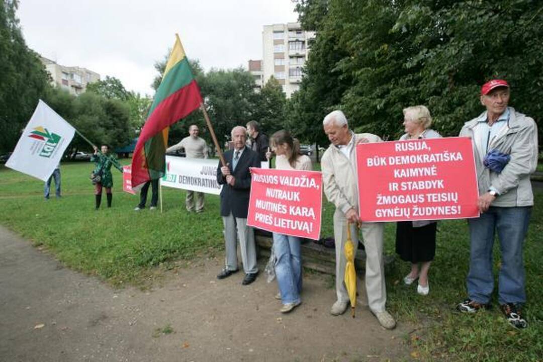 Prie Rusijos ambasados surengtas piketas dėl veiksmų prieš Lietuvos vežėjus ir pienininkus (papildyta)