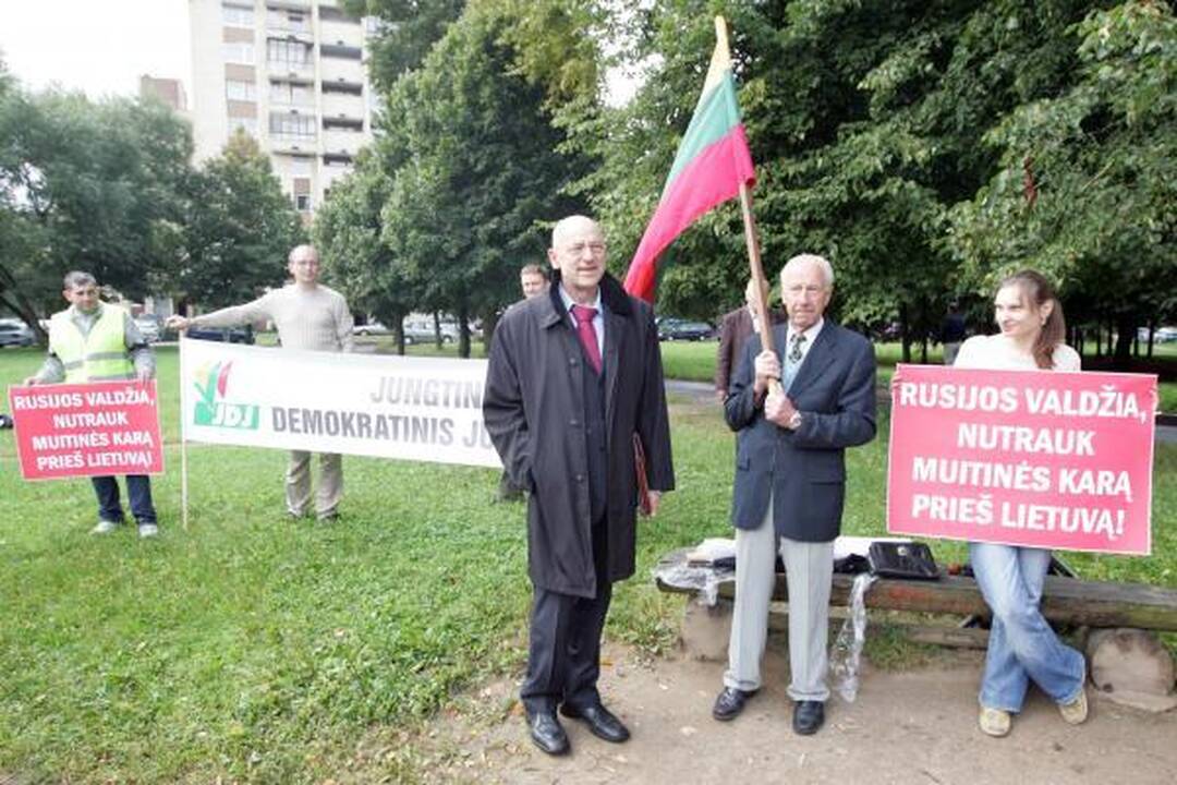 Prie Rusijos ambasados surengtas piketas dėl veiksmų prieš Lietuvos vežėjus ir pienininkus (papildyta)