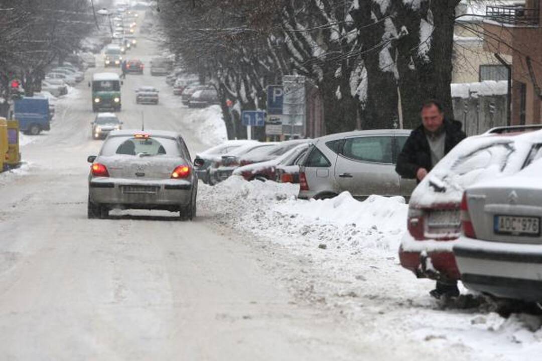 Sninga visoje šalyje, atšaukti keli skrydžiai iš Kauno (papildyta)