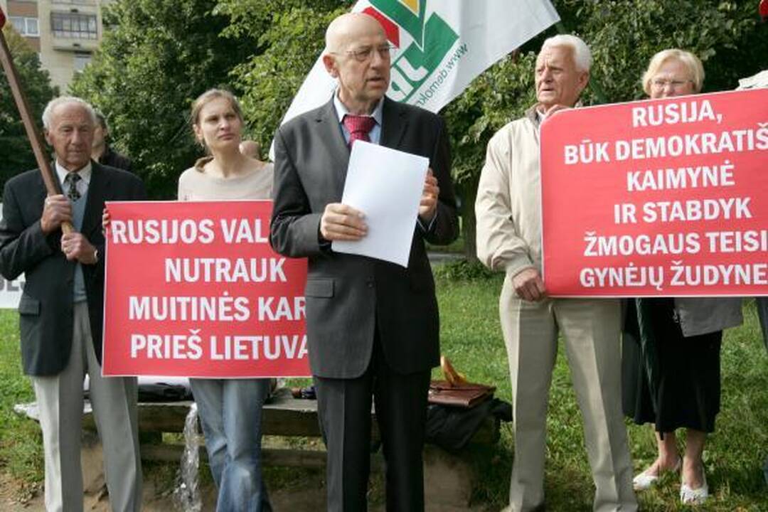 Prie Rusijos ambasados surengtas piketas dėl veiksmų prieš Lietuvos vežėjus ir pienininkus (papildyta)