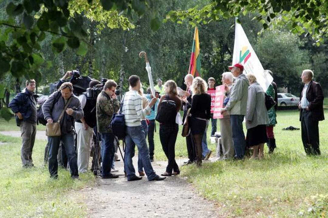 Prie Rusijos ambasados surengtas piketas dėl veiksmų prieš Lietuvos vežėjus ir pienininkus (papildyta)