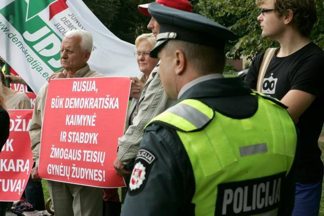 Prie Rusijos ambasados surengtas piketas dėl veiksmų prieš Lietuvos vežėjus ir pienininkus (papildyta)