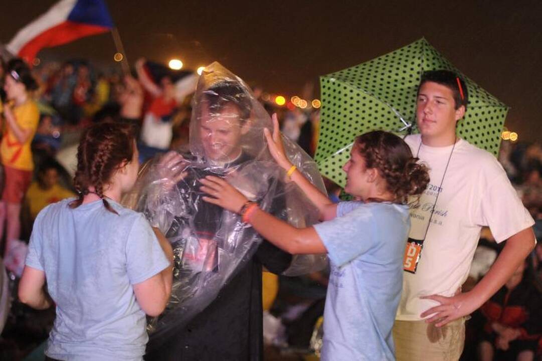 Per jaunimo festivalį Madride popiežių ir maldininkus užklupo audra