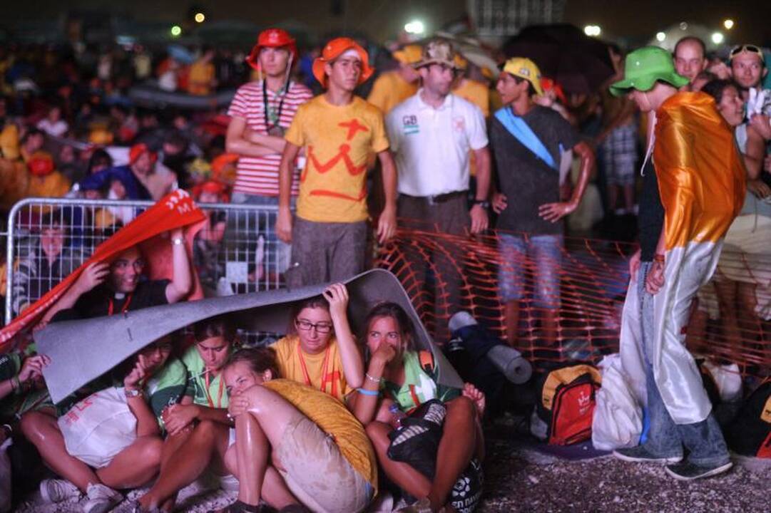 Per jaunimo festivalį Madride popiežių ir maldininkus užklupo audra