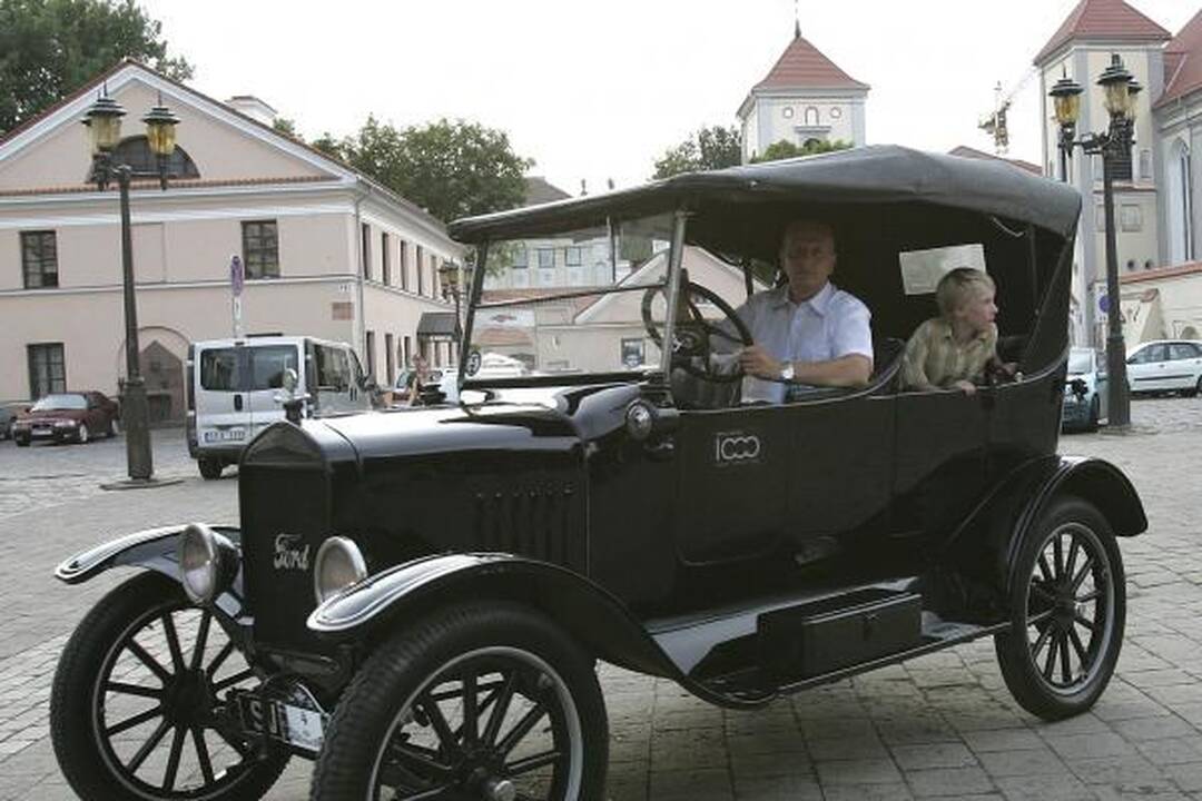 Senovinių mašinų varžybose laimėjo visi, kurie užsikūrė