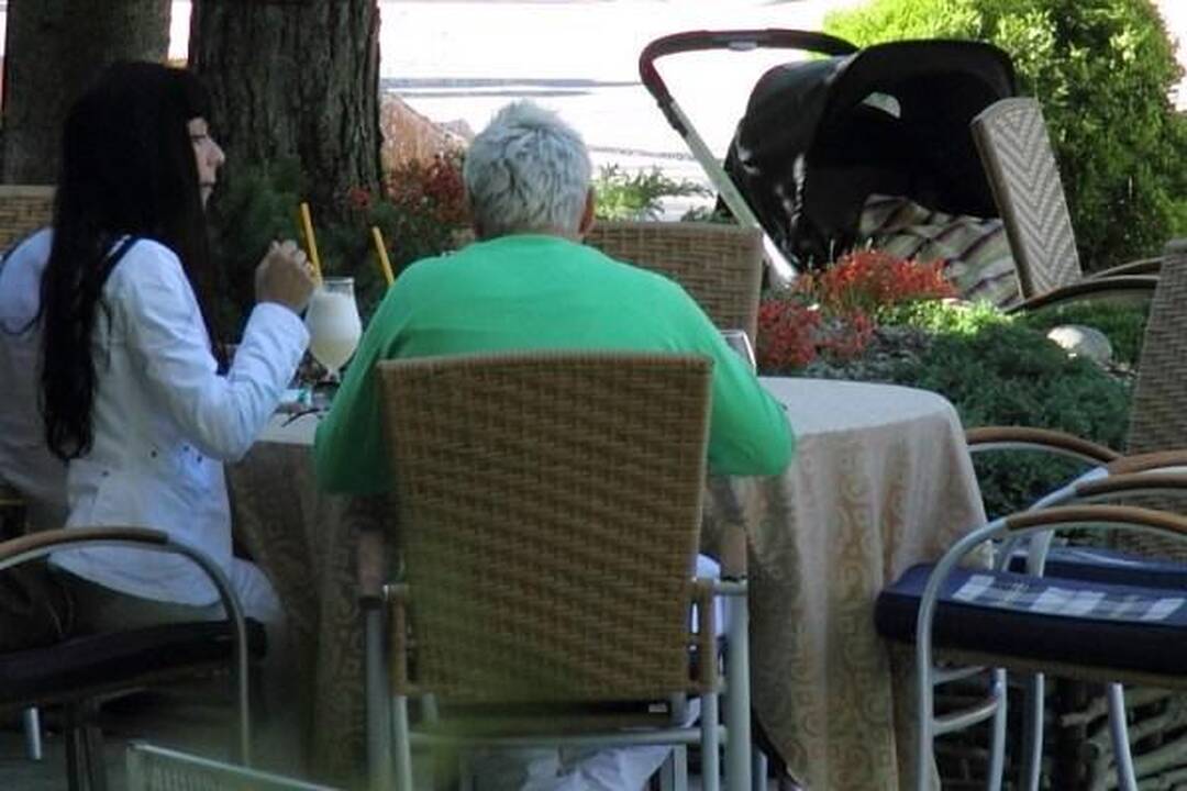 E.Bžeskas su nauja mylimąja atostogauja Palangoje 