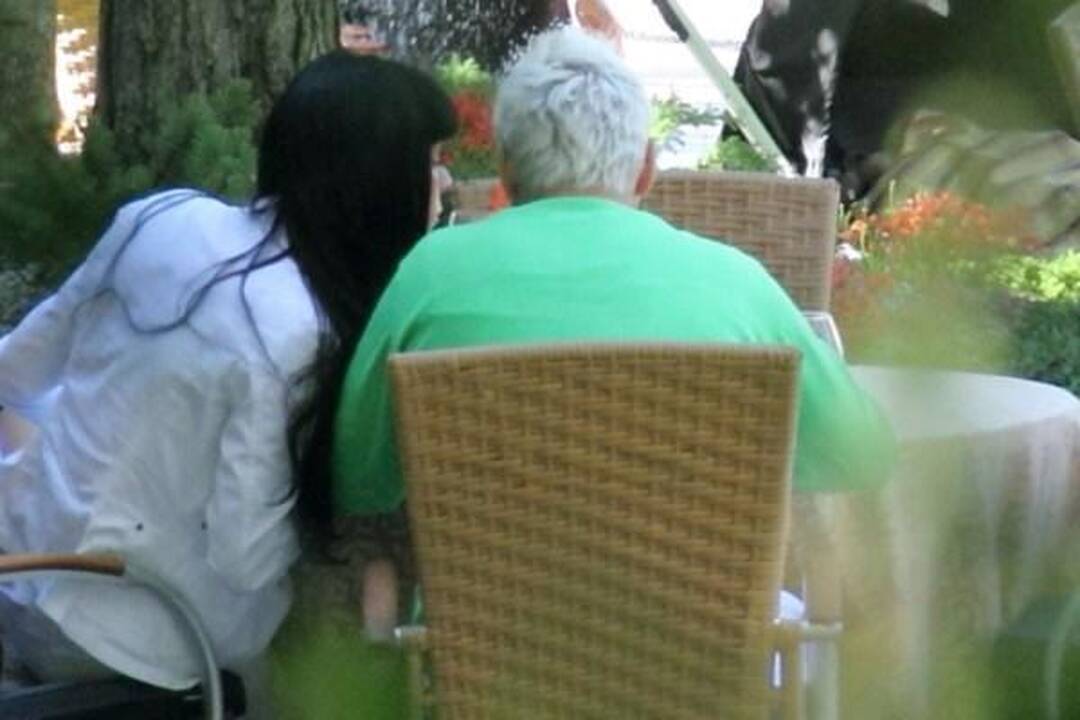 E.Bžeskas su nauja mylimąja atostogauja Palangoje 