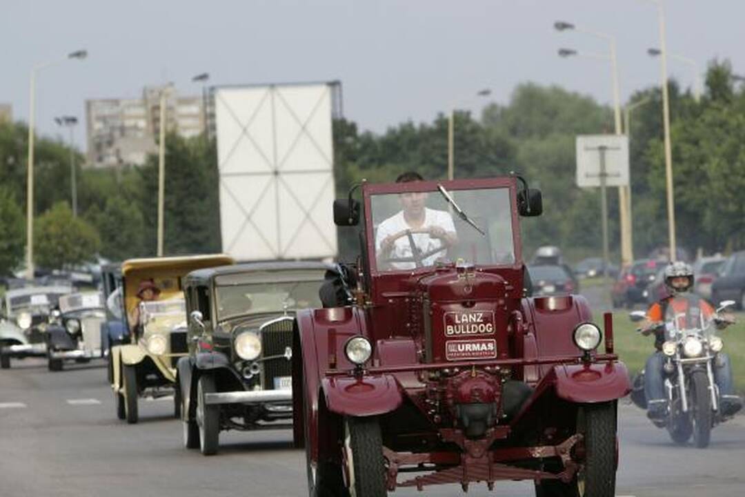 Senovinių mašinų varžybose laimėjo visi, kurie užsikūrė