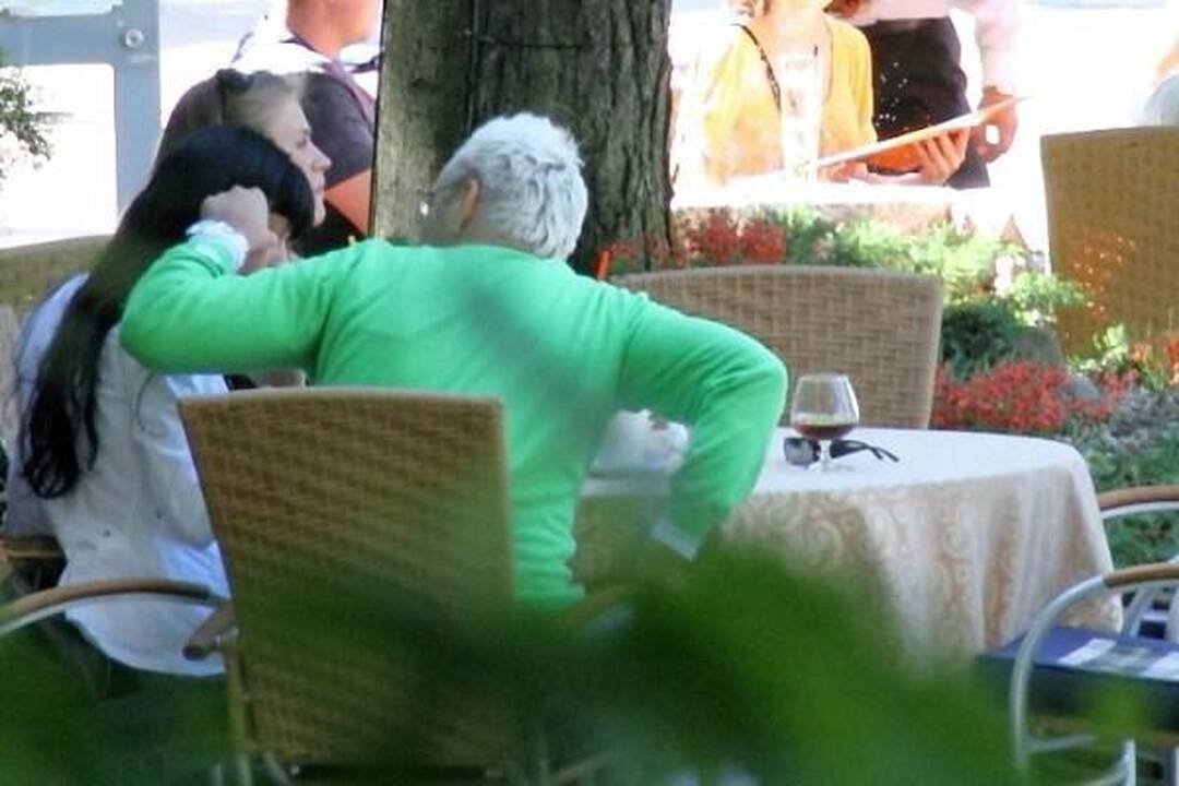 E.Bžeskas su nauja mylimąja atostogauja Palangoje 