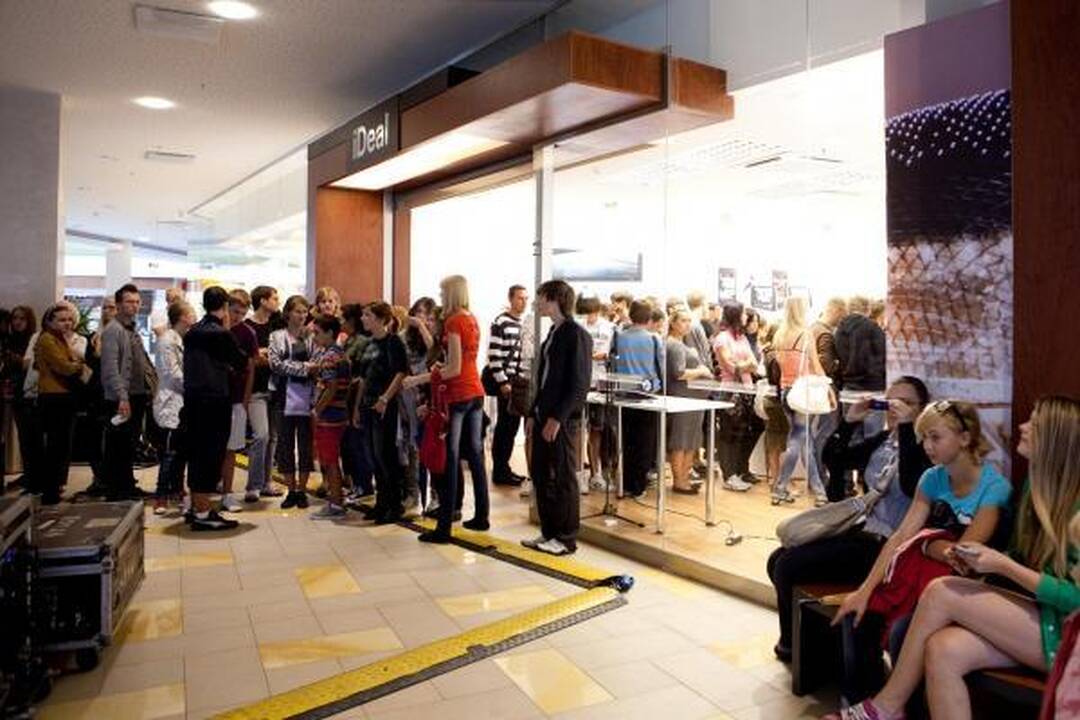 Naują „iDeal” parduotuvę atidarė 150 metrų ilgio žmonių eilė