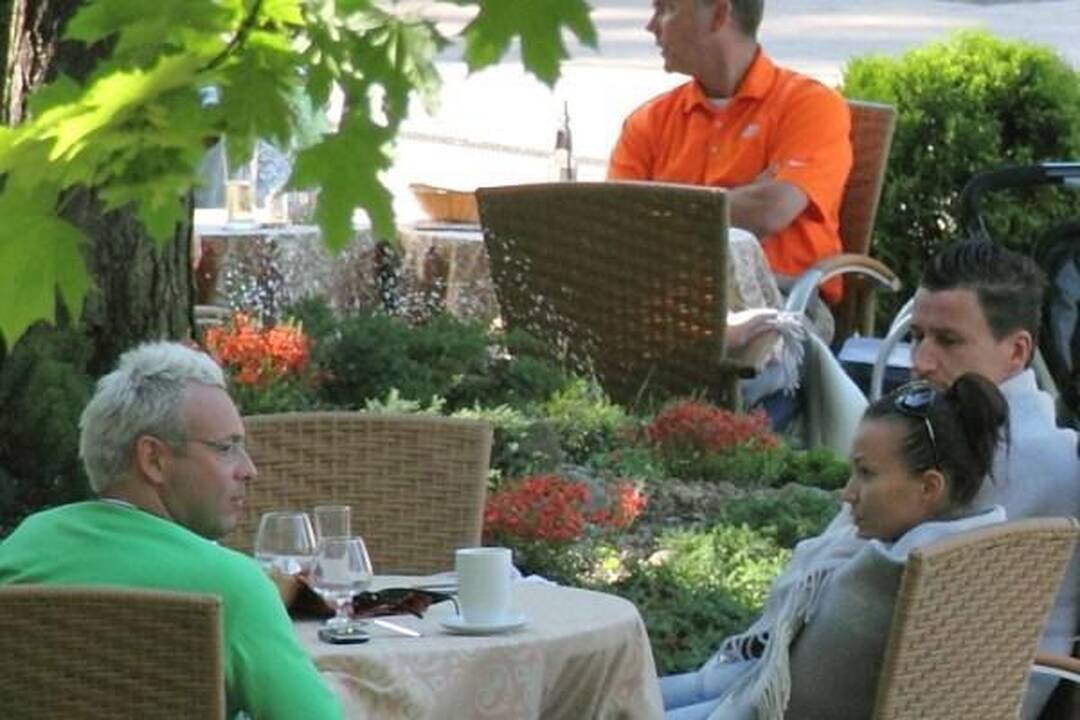 E.Bžeskas su nauja mylimąja atostogauja Palangoje 
