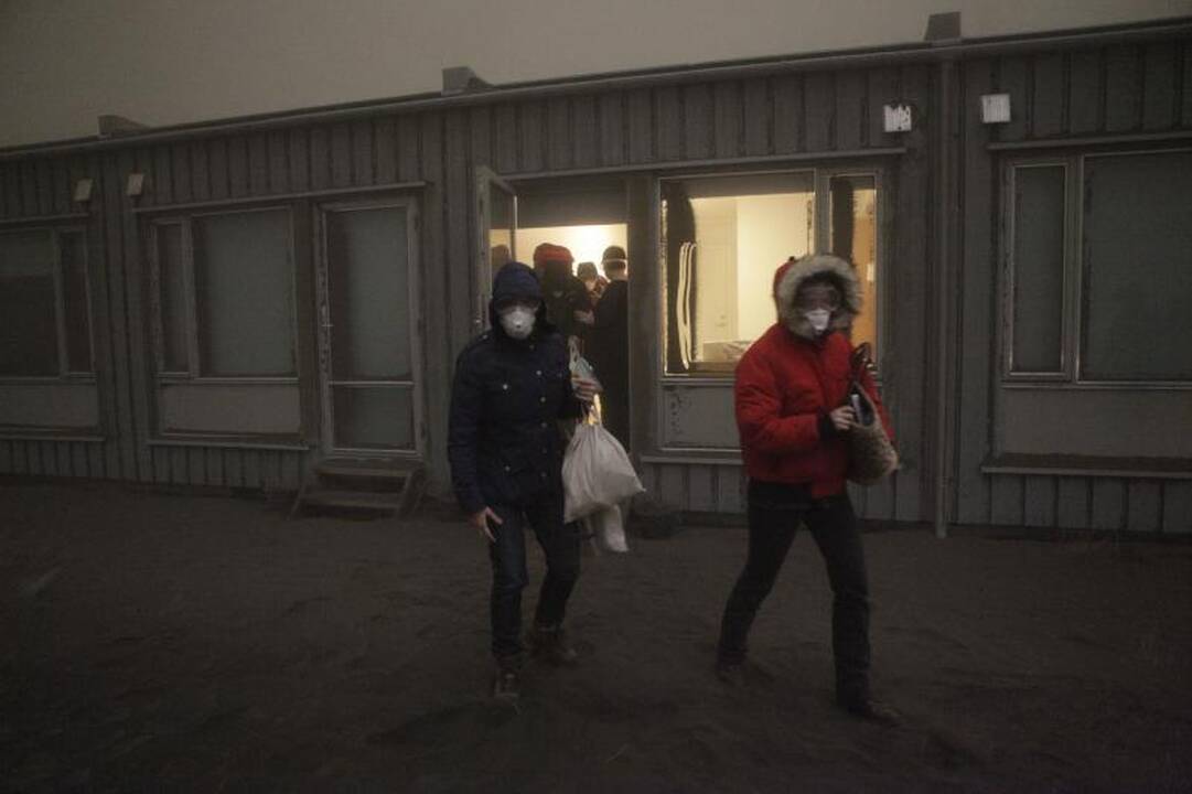 Islandijos ugnikalnio pelenų debesyje - žaibai