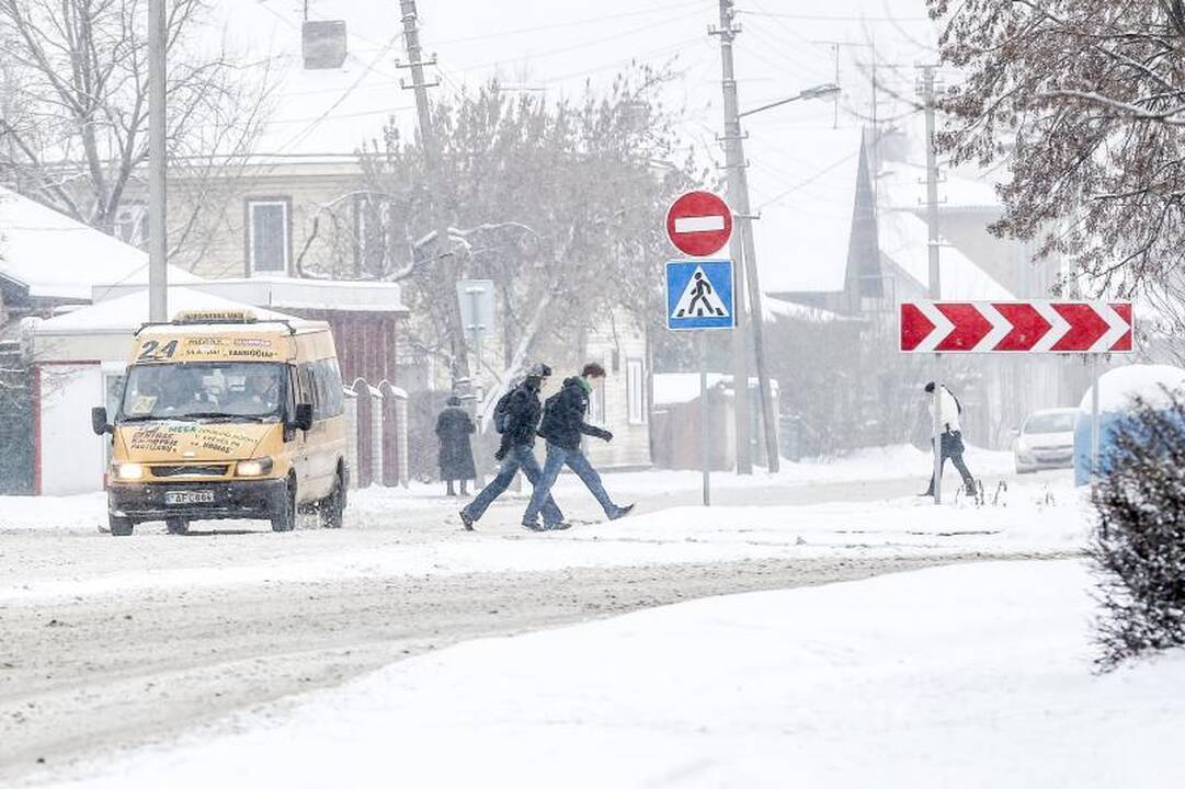Sniego gniaužtuose atsidūrusiame Kaune – daugiau avarijų 