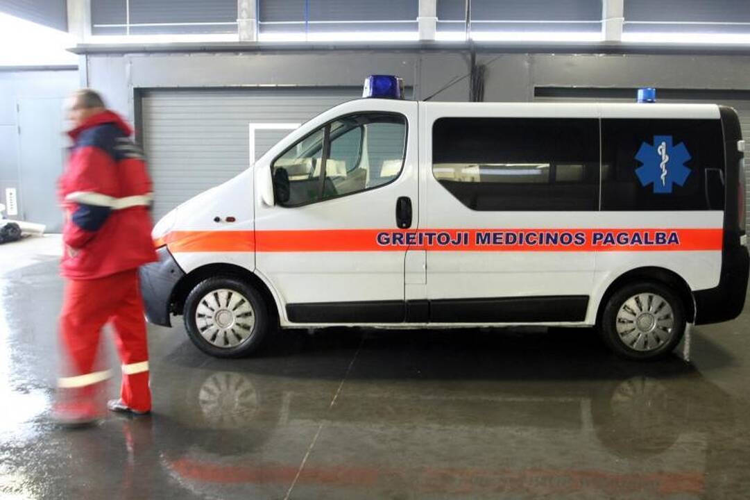 Krovinys nukrito darbininkui ant galvos 