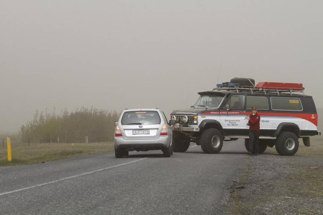 Islandijos ugnikalnio pelenų debesyje - žaibai