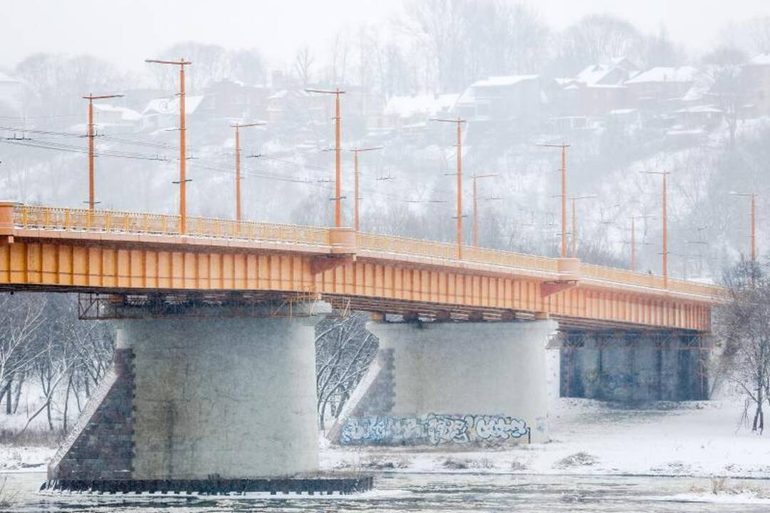 Sniego gniaužtuose atsidūrusiame Kaune – daugiau avarijų 