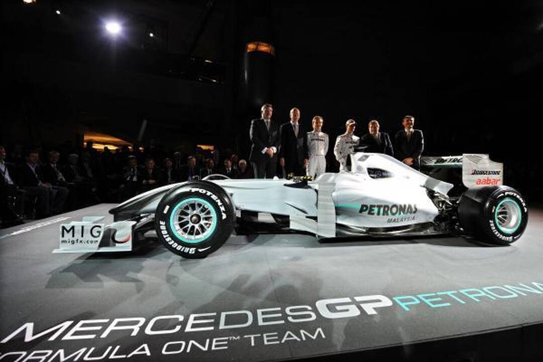 „Mercedes GP“ pristatė bolidų spalvų derinius