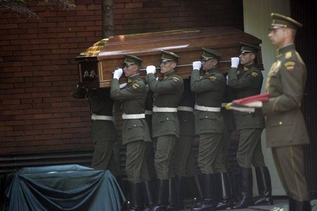 Žmonės ateina pasakyti "sudie" išėjusiam prezidentui