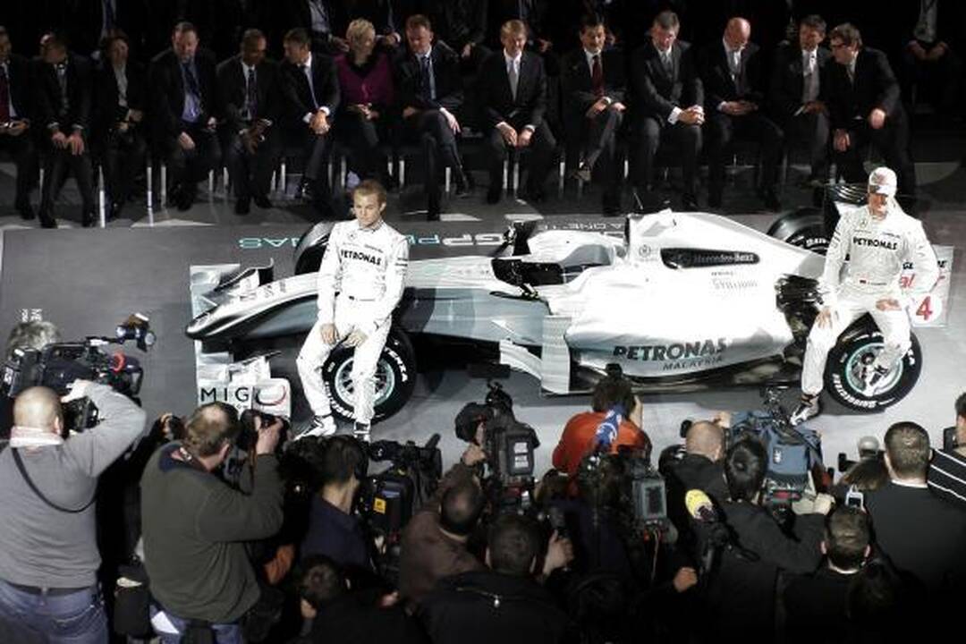 „Mercedes GP“ pristatė bolidų spalvų derinius