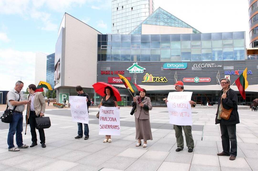 Suvenyrų prekeiviai Pilies g. turės užleisti dar vieną paviljoną
