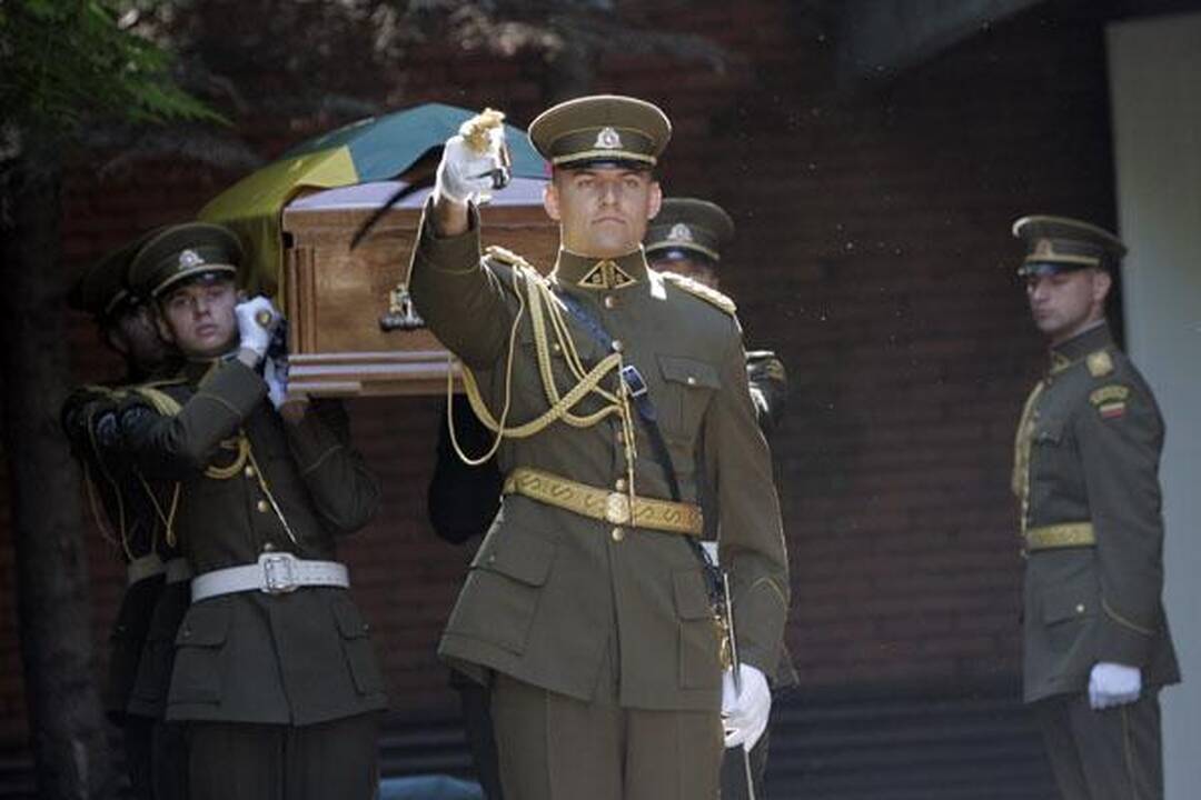 Žmonės ateina pasakyti "sudie" išėjusiam prezidentui
