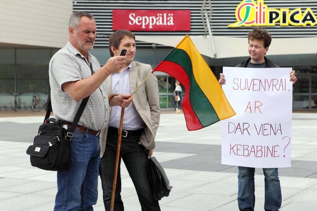 Suvenyrų prekeiviai Pilies g. turės užleisti dar vieną paviljoną