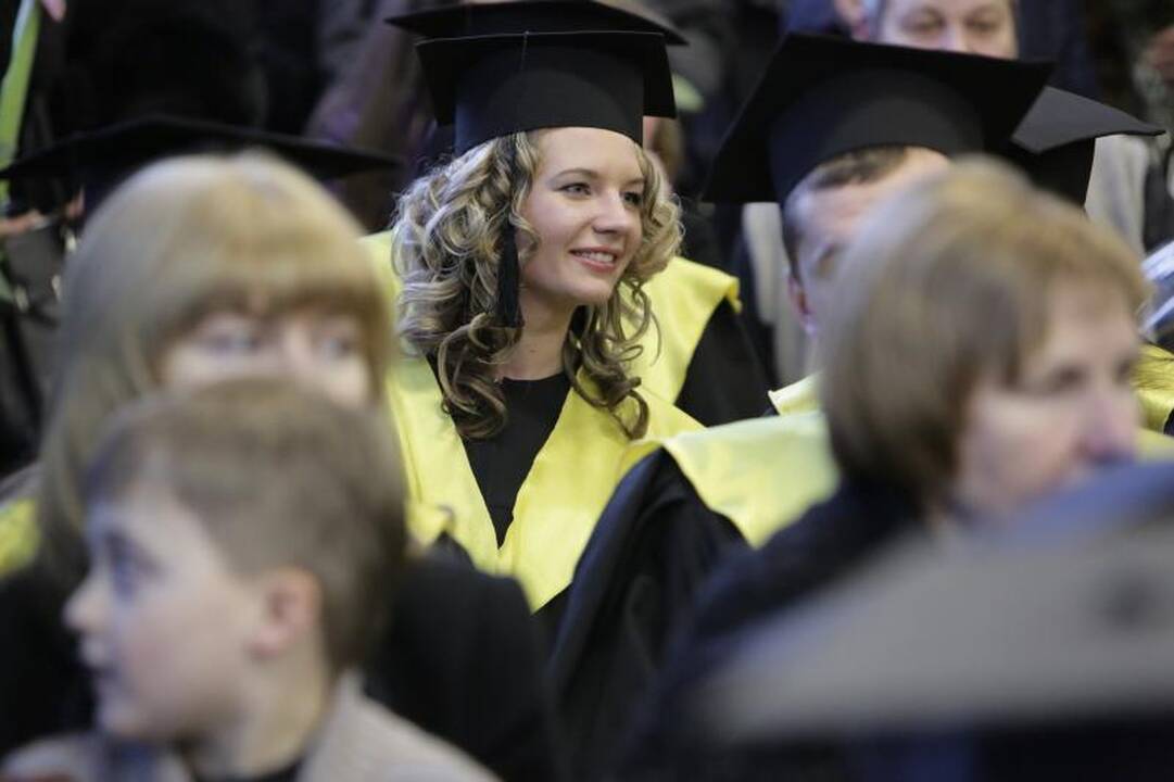 Šventė KU: socialinių mokslų studentams įteikti diplomai