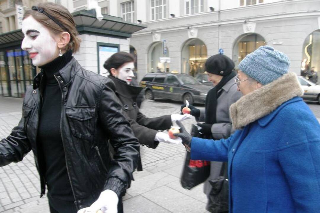 Nebylūs mimai moterims apie smurtą priminė dalydami obuolius