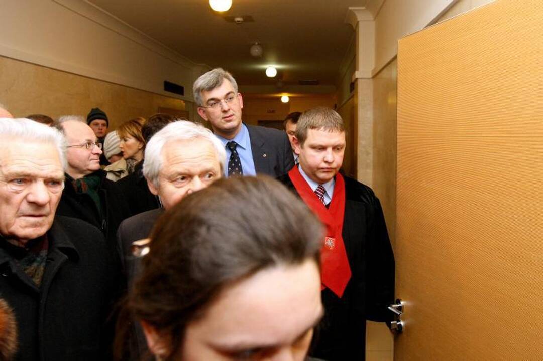 Prokurorams antausį kirtusį kaunietį palaikė būrys pasekėjų