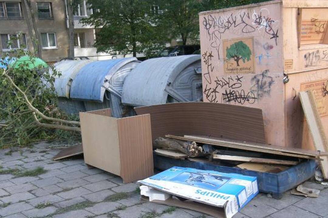 Komunalinės atliekos kaupiamos už konteinerių
