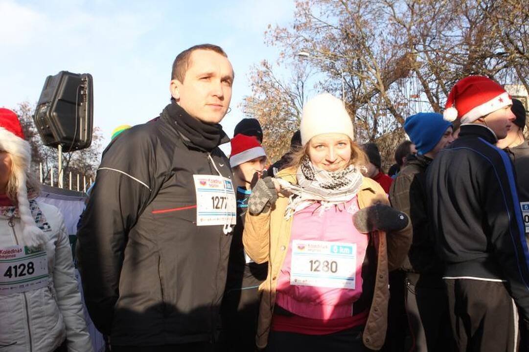 Sostinės gatves užplūdo Kalėdų seneliais persirengę bėgikai
