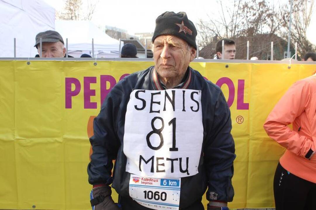 Sostinės gatves užplūdo Kalėdų seneliais persirengę bėgikai