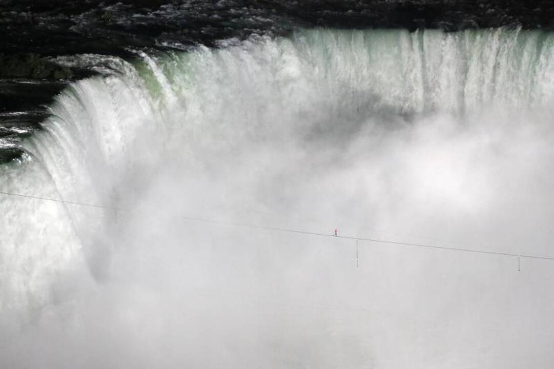 Pribloškiantis triukas: akrobatas perėjo lynu virš Niagaros krioklio