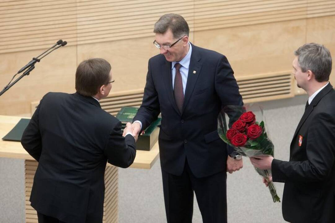 Šešioliktoji Vyriausybė pradeda darbą   