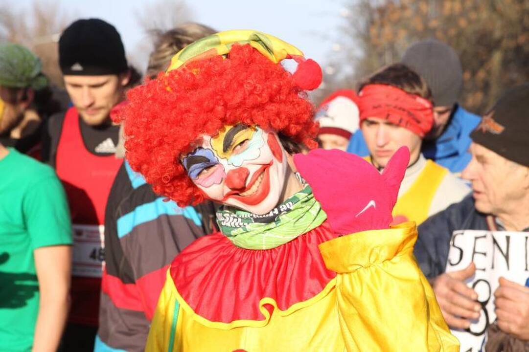 Sostinės gatves užplūdo Kalėdų seneliais persirengę bėgikai