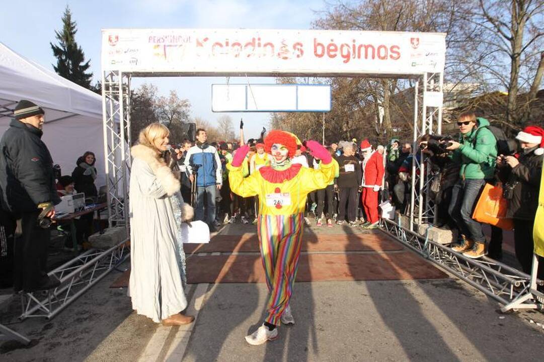 Sostinės gatves užplūdo Kalėdų seneliais persirengę bėgikai