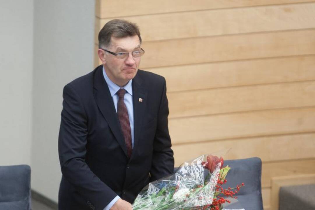 Šešioliktoji Vyriausybė pradeda darbą   
