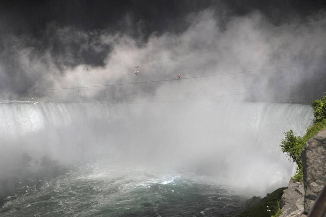 Pribloškiantis triukas: akrobatas perėjo lynu virš Niagaros krioklio