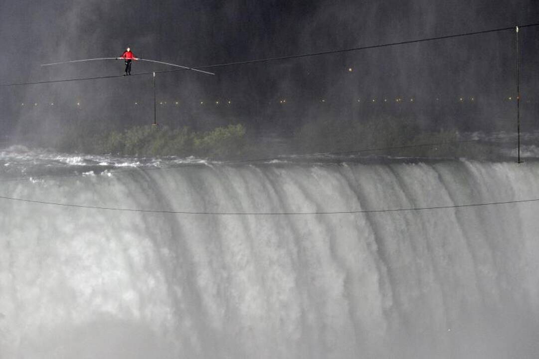Pribloškiantis triukas: akrobatas perėjo lynu virš Niagaros krioklio