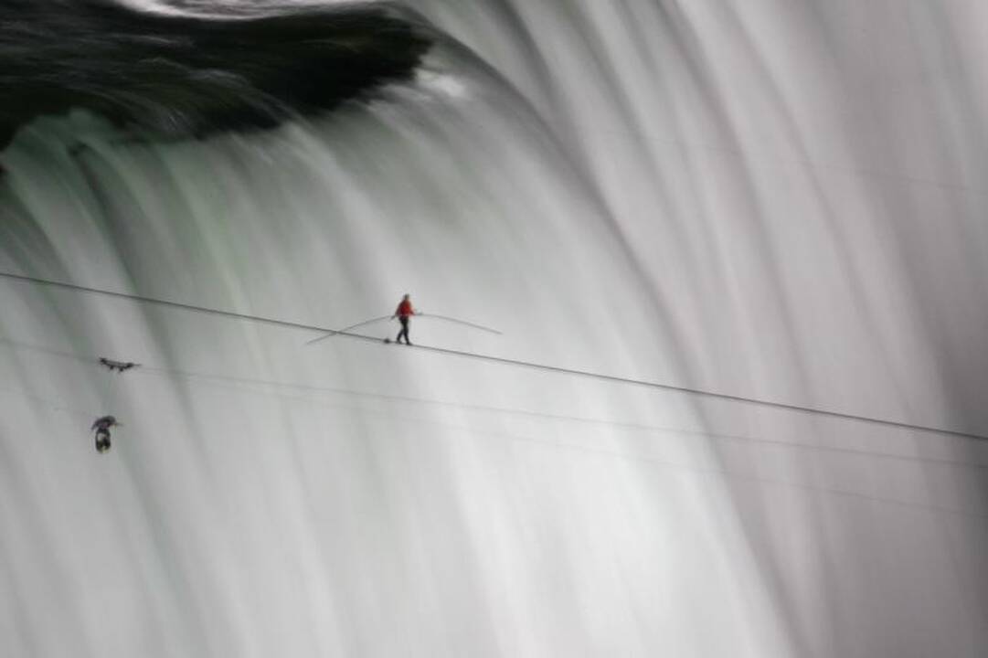 Pribloškiantis triukas: akrobatas perėjo lynu virš Niagaros krioklio