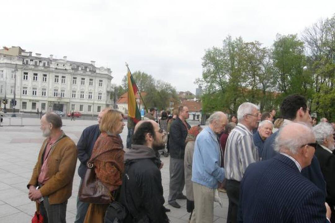 Prieš gėjų eitynes - tikinčiųjų malda prie Katedros