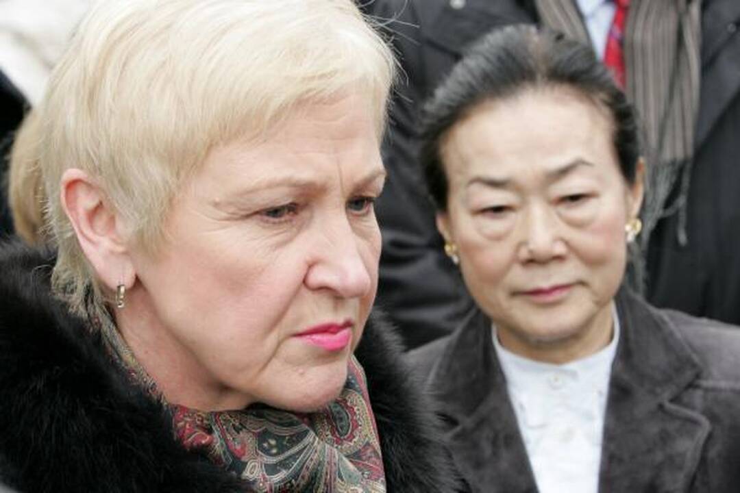 Seimo pirmininkė padėjo gėlių ir uždegė žvakutę prie Japonijos ambasados