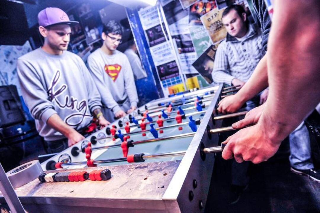 Rankomis žaidžiamas futbolas – irgi sportas