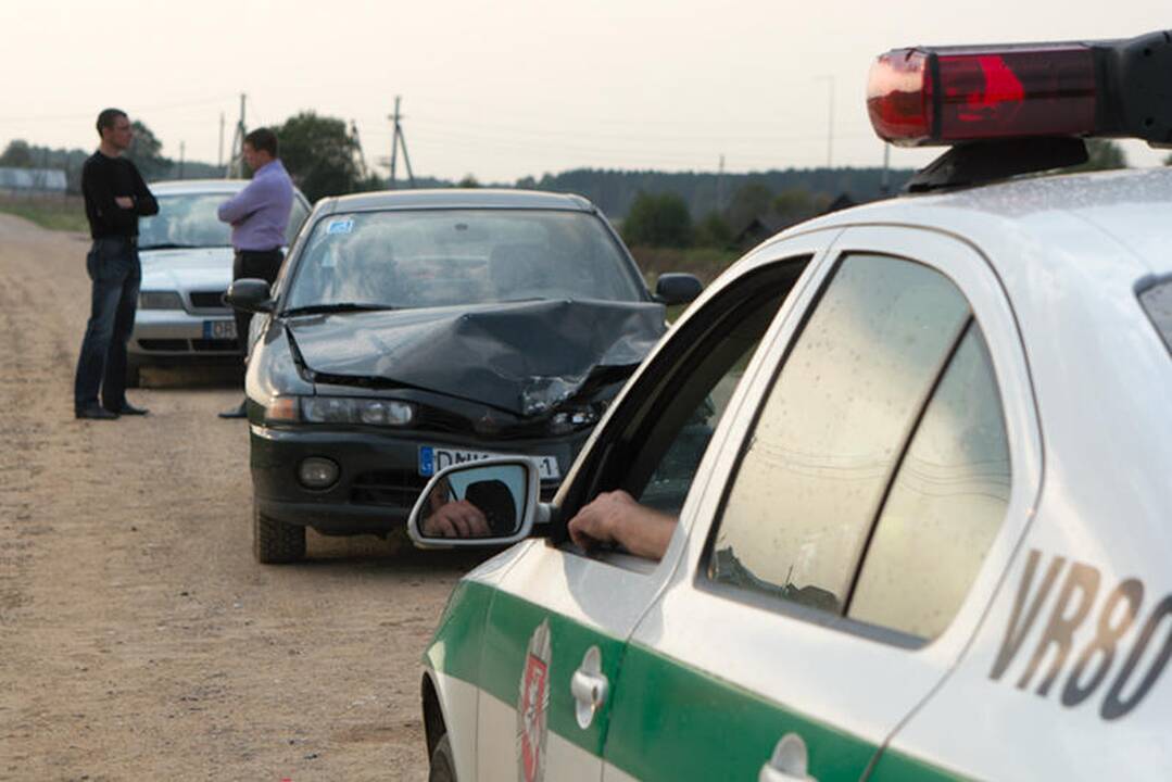 Vilniaus rajone mirtinai sužalotas automobilį kelyje remontavęs vyras