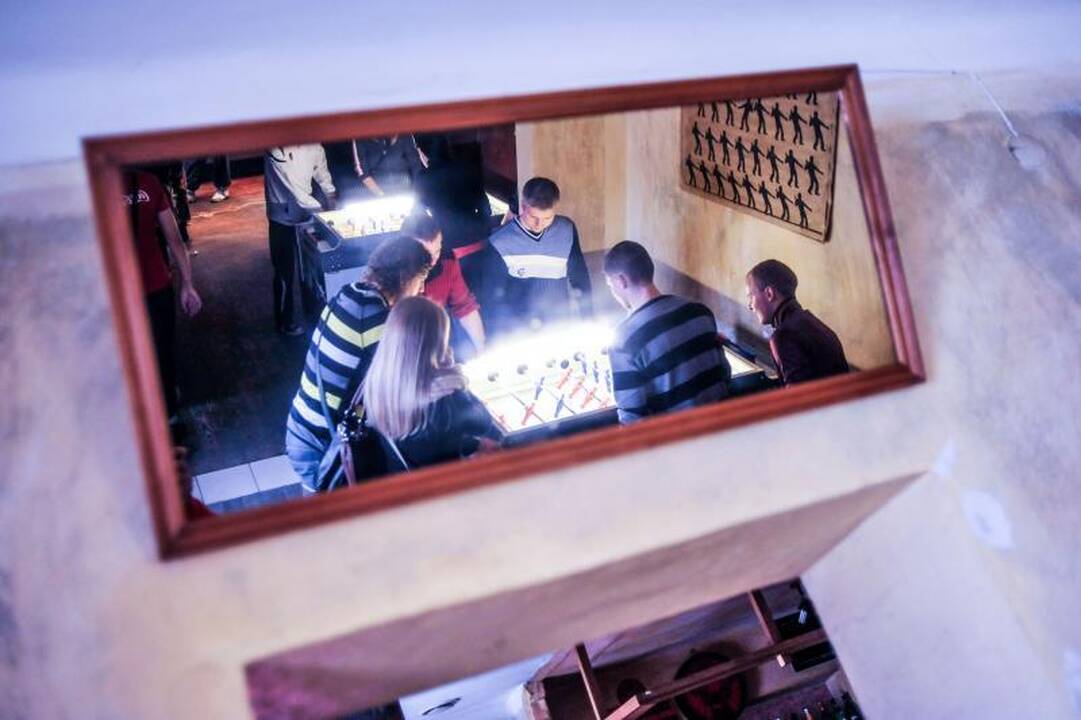 Rankomis žaidžiamas futbolas – irgi sportas