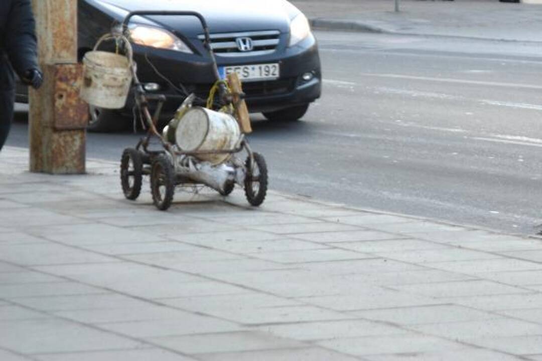Vilniaus tvarkymas: šiukšlių sėmimas su konservų indeliu